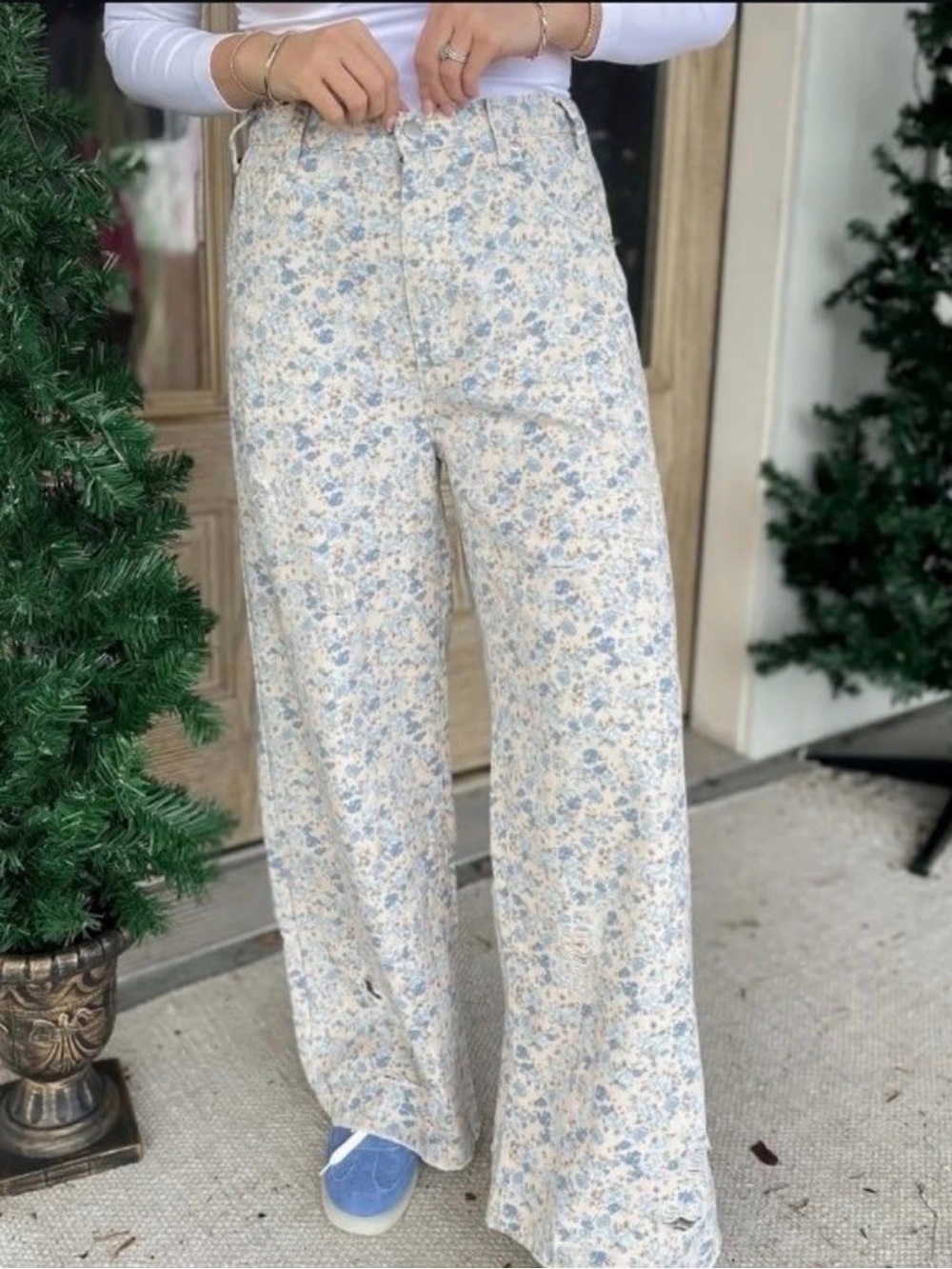 POL Floral Wide-Leg Women’s Distressed Jeans - Cream & Light Blue size medium
